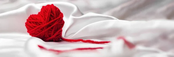 День святого Валентина концепция, вязаное сердце, баннер — стоковое фото