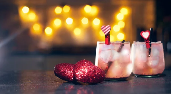 С днем Святого Валентина концепция дня, бар коктейли для влюбленных на барной стойке копий пространства — стоковое фото