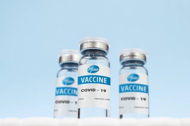 Kremenchuk, Ukrayna - 01.26.2021: Pfizer Inc. Coronavirus aşısı. mavi arkaplanda