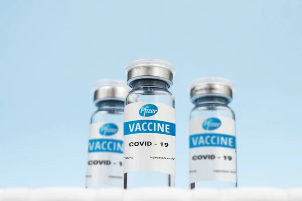 Kremenchuk, Oekraïne - 01.26.2021: Pfizer Inc. Coronavirus vaccin. op een blauwe achtergrond — Stockfoto