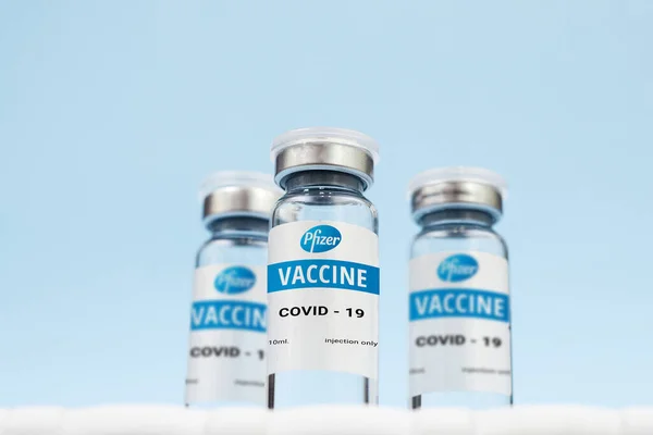 Kremenchuk, Ukrajina - 01.26.2021: Pfizer Inc. Koronavirová vakcína. na modrém pozadí Royalty Free Stock Obrázky