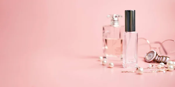 Perfumy damskie w szklanej tubie, na różowym tle, przestrzeń do kopiowania, baner — Zdjęcie stockowe