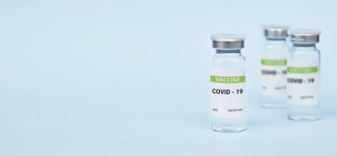 Üç kutu koronavirüs aşısı. Mavi bir arka planda. kopyalama alanı, afiş