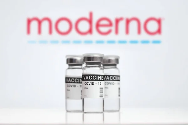 Kremenchuk, Ukrayna - 03.02.2021: Moderna Inc. Coronavirus aşısı. beyaz arkaplanda