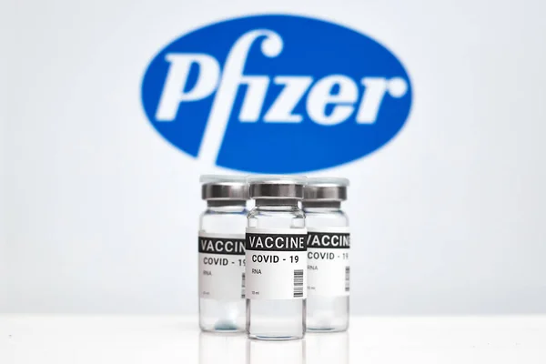 Kremenchuk, Oekraïne - 03.02.2021: Pfizer Inc. Coronavirus vaccin. op een witte achtergrond — Stockfoto