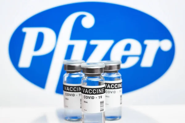 Kremenchuk, Ukrayna - 03.02.2021: Pfizer Inc. Coronavirus aşısı. beyaz arkaplanda