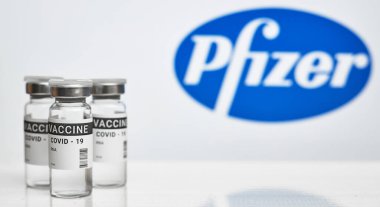 Kremenchuk, Ukrayna - 03.02.2021: Pfizer Inc. Coronavirus aşısı. beyaz arkaplanda