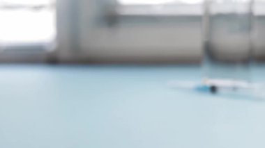 Coronavirus aşısı konsepti eldiven içindeki el kabarcığı koyar
