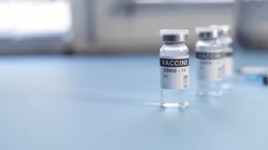 Coronavirus aşısı konsepti 100 dolarlık banknot, pahalı