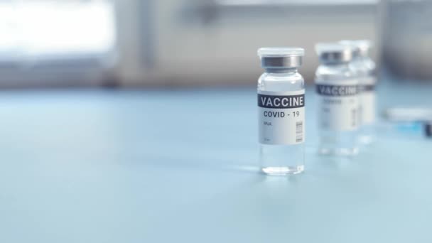Concepto de vacuna contra el coronavirus billetes de dólar volar, caro — Vídeos de Stock