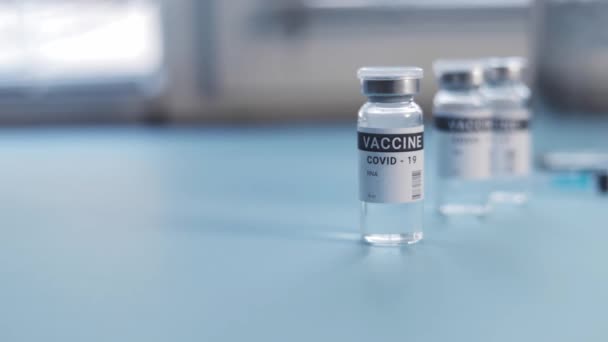 Coronavirus vakcina koncepció 100 dolláros számla, drága — Stock videók