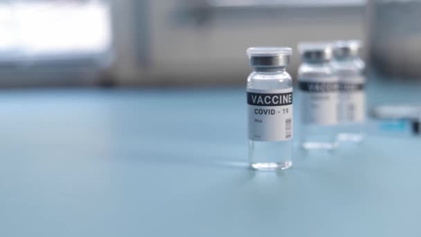 Concept de vaccin contre le coronavirus billets d'un dollar volent, cher — Video