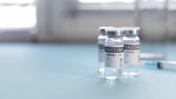 Concepto de vacuna contra el coronavirus mano en guante toma vial — Vídeos de Stock