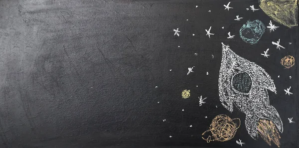 Üzerinde gezegenler olan bir roket tebeşirle çizilir.