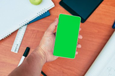 MOCKUP, bir erkek arka planda bir telefon tutuyor kırtasiyeli bir masa, üniversite, üniversite