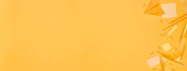 Banner, Minimalizm, Okul konseptine dönelim Sarı arka planda sarı okul malzemeleri, düz kopya alanı