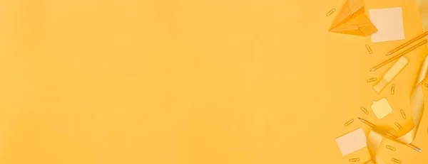 Баннер, Минимализм, Вернуться к школьной концепции Жёлтые школьные принадлежности на жёлтом фоне, плоское пространство для копирования — стоковое фото