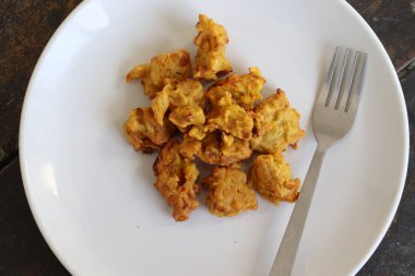 Çıtır Mısır Tikki, pakora / pakoda veya pirzola olarak da bilinir..