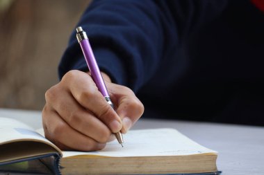 Ofis günlüğünde yazan işadamının eli