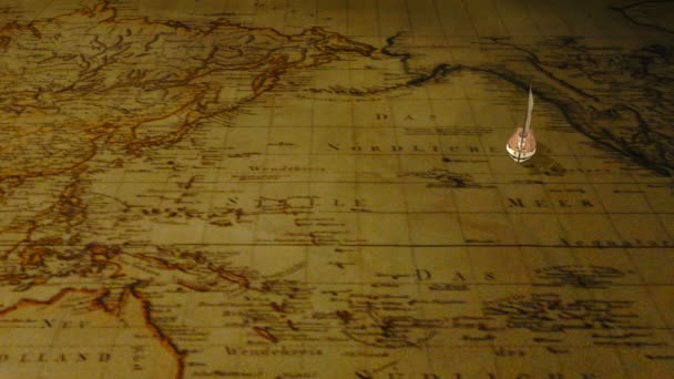 Мультфильм парусный корабль на винтажном фоне карты мира — стоковое видео