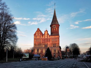 Kant Adası 'ndaki Katedral (eski adıyla Kneiphof) - Rusya' nın Kaliningrad kentinde (eski adıyla Koenigsberg) ünlü turistik manzara ve tarihi kent simgesi.