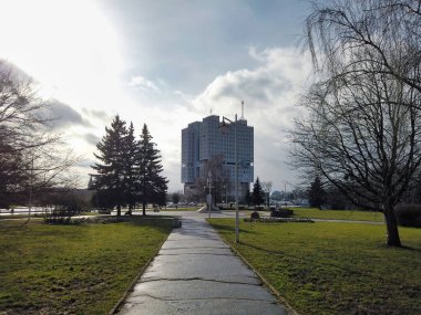 Sovyetler Evi 'nin modern şehir manzarası - terk edilmiş binanın tamamlanmamış kabuğu, ünlü turistik manzara ve eskiden Koenigsberg olmak üzere Rusya' nın Kaliningrad merkez meydanındaki şehir simgesi (eskiden Koenigsberg).