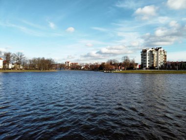 Gündüz Rusya 'nın Kalininingrad kentinde suni şehir havuzu, ünlü turistik eğlence ve eğlence merkezi olan Yukarı Göl' ün setindeki modern lüks çok katlı konutlar.