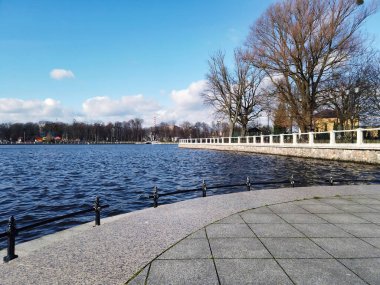 Yukarı Göl 'ün setinden alçak görüş açısı - yapay şehir havuzu, ünlü turistik eğlence merkezi ve güneşli kış gününde Rusya' nın Kalininingrad kentinde popüler eğlence bölgesi