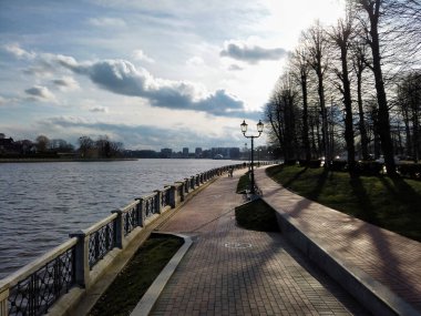 Yukarı Göl 'ün etrafındaki kaldırım taşları - yapay şehir göleti, ünlü turistik mekan ve Kalininingrad, Rusya' da güneşli bahar günü popüler eğlence alanı