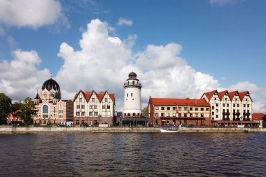 New Koenigsberg Sinagog binası, dekoratif deniz feneri ve eski tarihi Prusya tarzında evleri olan Balık Köyü 'nün seti. Kaliningrad, Rusya 'nın ünlü turistik merkezi..