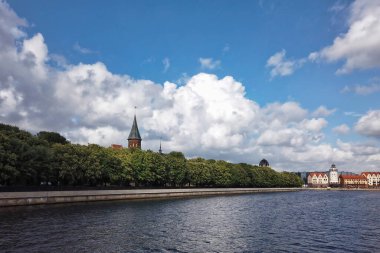 Kant Adası 'ndaki Pregolya nehir kıyısından ünlü turistik manzarası ve tarihi şehir simgesi Kaliningrad' daki Katedral ve Balıkçı Köyü (eski adıyla Koenigsberg) gündüz vakti görülüyor..