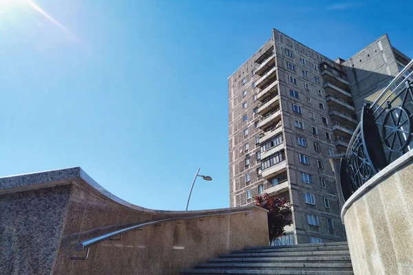Rusya 'nın Kaliningrad kentindeki temiz mavi gökyüzü geçmişine karşı Sovyetler Birliği çağından kalma eski çok katlı konut binasına düşük açılı bakış açısı