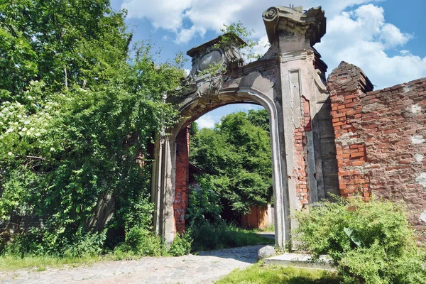 Partly Ruined Overgrown Ancient Arched Gate Old Historic Building Landmark — Stock Photo, Image