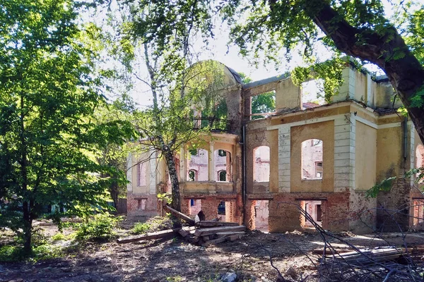 Antigua Mansión Alemana Edificio Histórico Abandonado Arruinado Entre Árboles Verdes —  Fotos de Stock