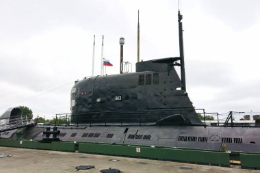 Kullanımdan kalkmış eski Sovyet denizaltısı B-413 'ün ya da NATO' nun Foxtrot 'unun kulesi ya da yelkeni. Şu anda Rusya 'nın Kaliningrad şehrinde Rus Denizaltı Filosu tarihi turistik cazibe ve müzesi var..