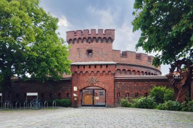 Dohna Kulesi 'nin ana giriş kapısı. Alman mimarisinin savunma kalesinin bir parçası. Şu anda - Kalininingrad, Rusya 'da Amber Müzesi' nin (eski adıyla Prusya Koenigsberg) inşaatı)