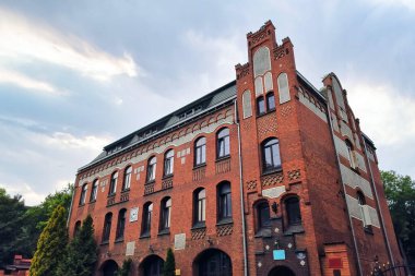 Koenigsberg 'in doğu itfaiye istasyonunun kırmızı tuğla duvarlı tarihi binası, Alman mimarisinin bugüne kadar Kalininingrad, Rusya' da çalıştığının simgesi. Düşük açı görünümü.