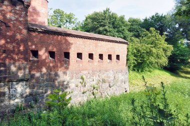Ausfahl Kapısı 'nın kırmızı tuğlalı savunma duvarı - eski ortaçağ şehir kapısı ve eski adıyla Prusya Koenigsberg, Rusya' nın Kaliningrad kentindeki Alman mimarisinin simgesi) güneşli yaz gününde