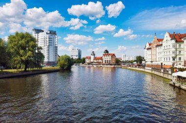 Balık Köyü 'nün rıhtımında tarihi Prusya tarzı evler dekoratif deniz feneri ve uzakta Sovyetler Evi var. Kalininingrad, Rusya 'da turistik ilgi merkezi (eski adıyla Koenigsberg).