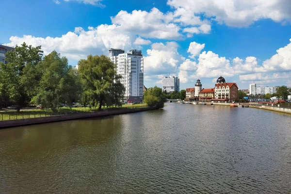 装飾的な灯台塔と魚村の堤防 遠くに古いプロイセンスタイルとソ連の家で家 ロシア カリーニングラードの近代的な街並み 旧ケーニヒスベルク ストックフォト