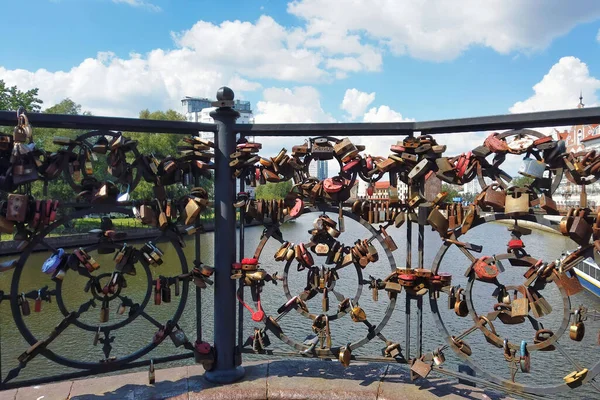 Sluiten Van Een Heleboel Souvenir Hangsloten Hek Van Stadsbrug Naar Rechtenvrije Stockfoto's