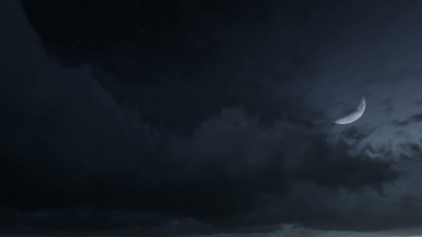 Meia lua subindo através das nuvens — Vídeo de Stock