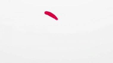 Kalp simgesi beyaz zemin üzerine kırmızı boyalı