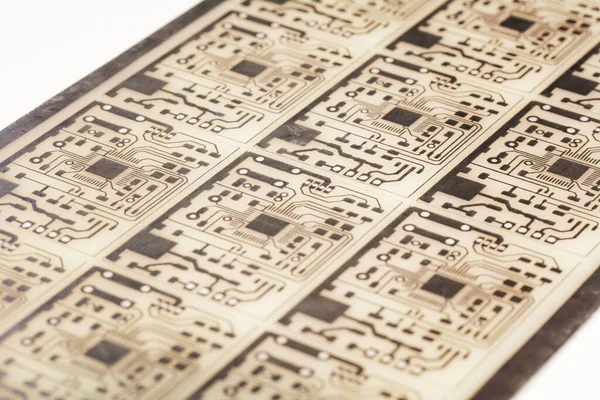 전자 부품을 제조하기 위한 인쇄 회로 기판의 빌릿의 불가사의 한 관점. 다이어리 프로젝트. 전자 산업 개념. — 스톡 사진