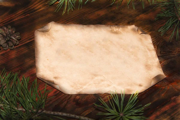 Vecchio Foglio Coni Carta Bruciati Albero Natale Grunge Sfondo Legno — Foto Stock