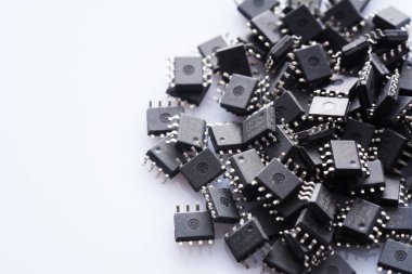 Telif uzayı olan beyaz arkaplandaki entegre devre çipi yığını. Mikroçip tipi soic8