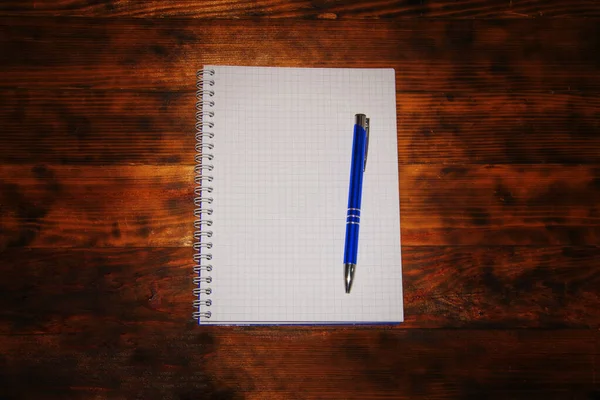 Widok Góry Otwarty Pusty Biały Notatnik Niebieskim Piórem Ciemnym Rustykalnym — Zdjęcie stockowe