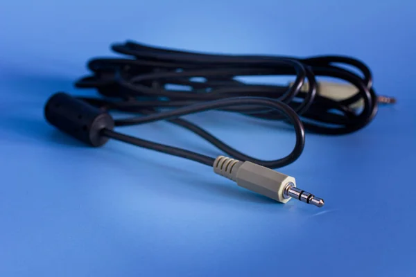 Negro Aux Cable Audio Fondo Azul Cable Altavoz Estándar Macho — Foto de Stock