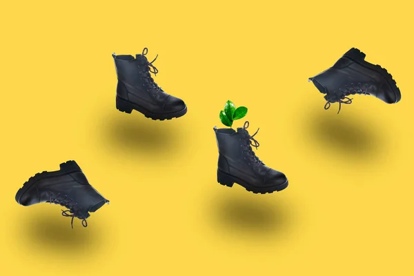 Μόδα Μαύρες Μπότες Γρασίδι Στον Αέρα Κίτρινο Φόντο Μοντέρνο Κομψό — Φωτογραφία Αρχείου
