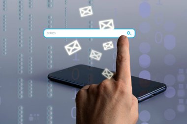 İş adamı arama çubuğu sayfasını kullanıyor. İnternet ağındaki bilgi verilerini ara. En Küçük Ağ Konsepti